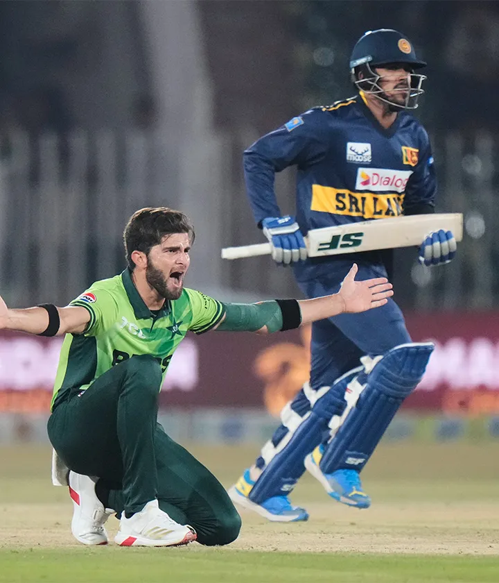 Lanka bundled out for 211, Pakistan eye the chase!
