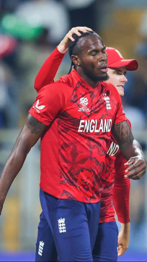 England picked two quick wickets with the new ball!!