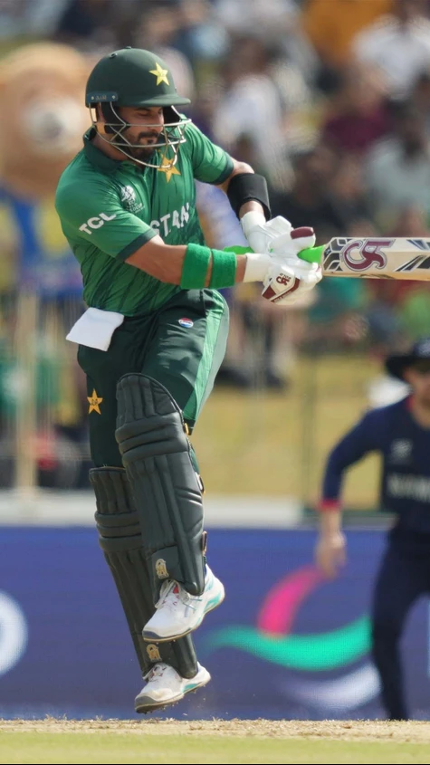 FIFTY FOR SAHIBZADA FARHAN! Gets there in 37 balls!! A fantastic inning in a crucial match for the Men in Green!!