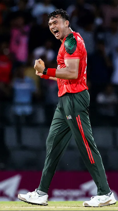 Taskin Draws First Blood – Opening Stand Broken!