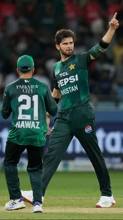 Pakistan on top as Bangladesh falls 4 wickets!!