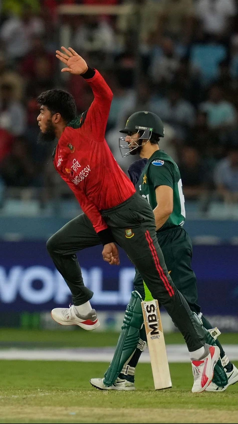 Tigers roaring with the ball, Pakistan under pressure!!
