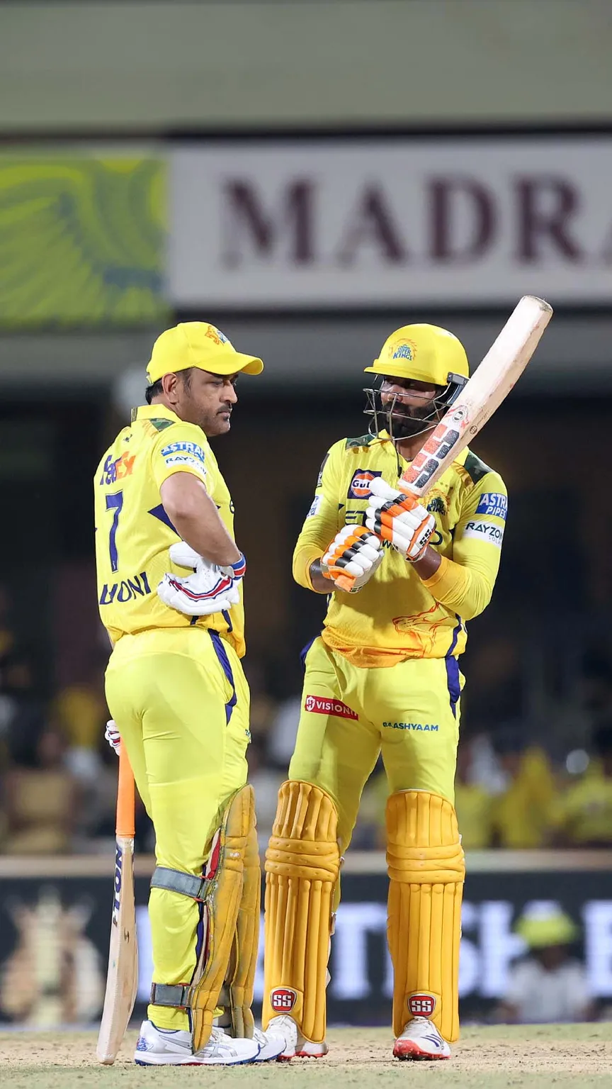 M.S Dhoni joins Ravindra Jadeja in the middle 🤝