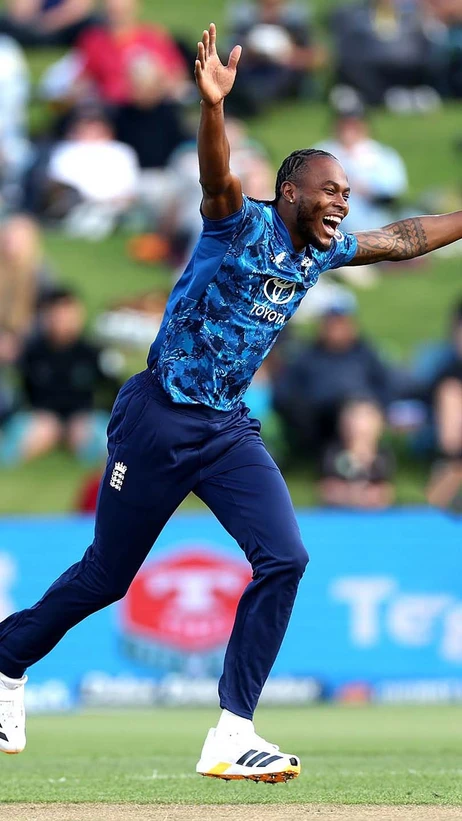 Jofra Archer on the money straight away! 🎯 Will Young falls early!