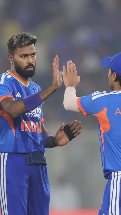India strike twice with the new ball, putting New Zealand under pressure!